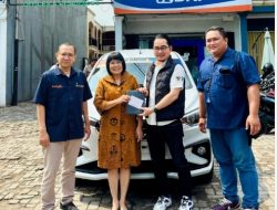 BRI KC Tanjung Duren Serahkan Hadiah Grand Prize Simpedes, Suzuki Ertiga untuk Nasabah Setia