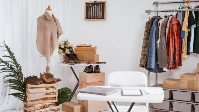 Peluang Bisnis Fashion: Menjual Produk Jadi atau Layanan Custom