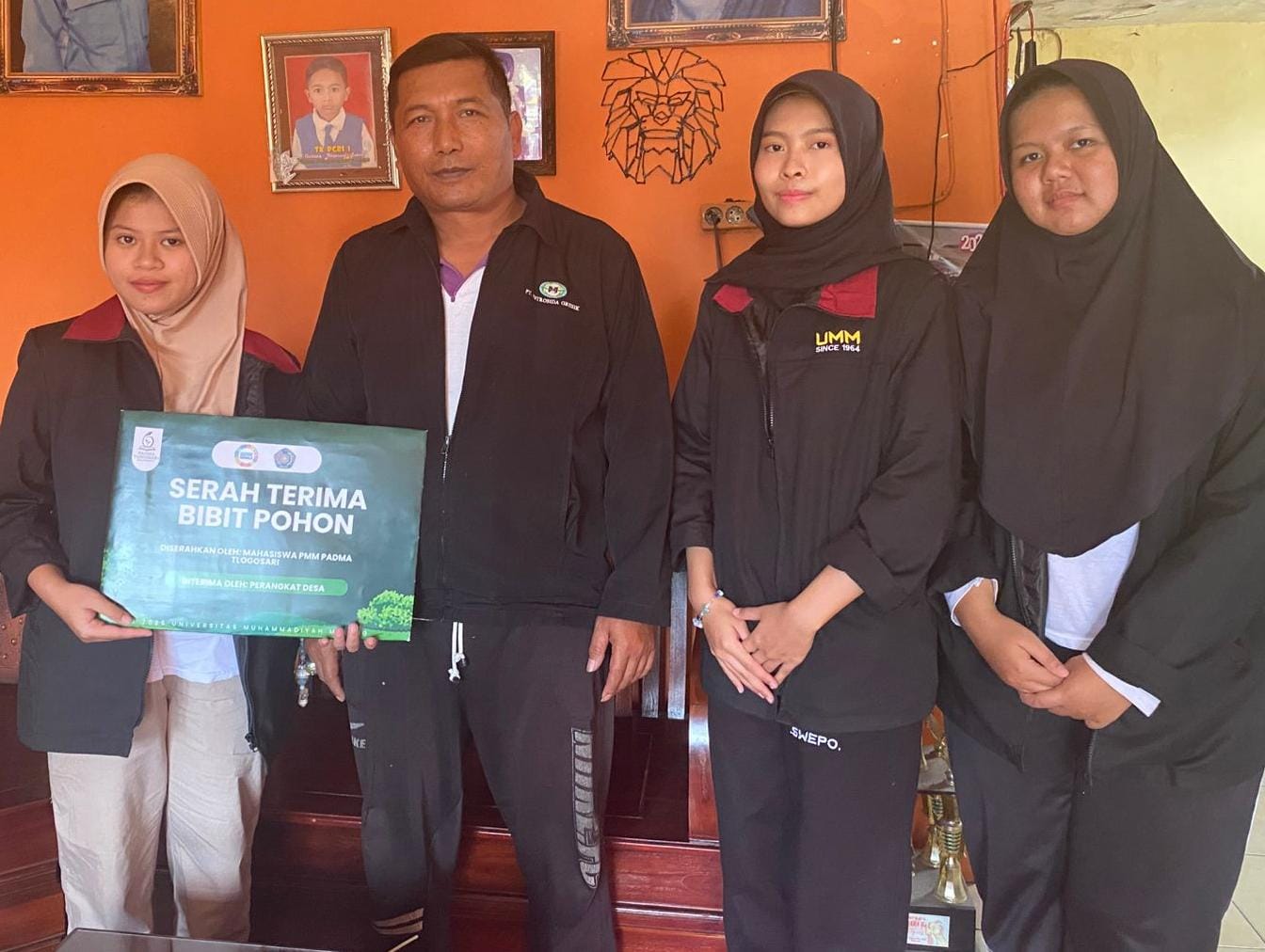 Mahasiswa KKN Padma UMM Bagikan Ratusan Bibit Pohon Sengon untuk Warga Desa Tlogosari