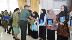 Kasad Maruli Simanjuntak Serahkan Rumah dan Santunan kepada Keluarga Prajurit Marinir Korban Longsor Cisarua