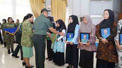 Kasad Maruli Simanjuntak Serahkan Rumah dan Santunan kepada Keluarga Prajurit Marinir Korban Longsor Cisarua